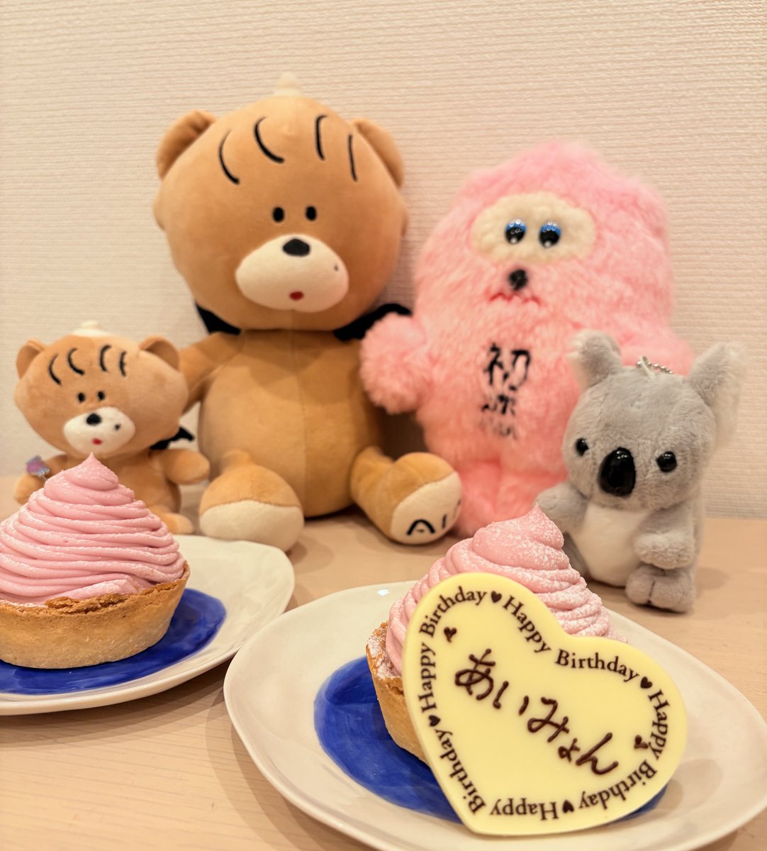 ケーキ食べてお祝いしながらANNG聴いてるよ( ◠‿◠ )🤍