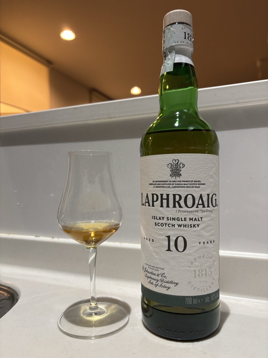 nacchu's tweet photo. ラフロイグ10年イタリア向け抜栓。懇意にしてる酒屋が「ラフロイグはイタリア向けが美味い」と言っており欲しいなぁと探しいたらドン◯ホーテにて購入。封のシールがイタリアの証。柔らかくて穏やかな飲み口からシロップの甘さと果実味、ジワジワと樽のニュアンスと熟成味があって確かに美味い。 https://t.co/x6zhQ09dkf