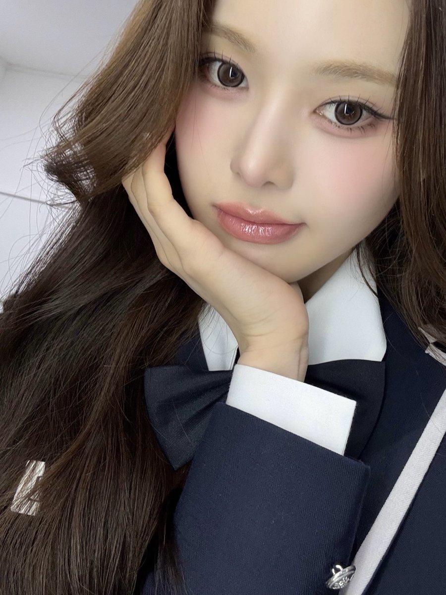 새학기 맞이 뮤뱅고 등교 완료 🏫✨
🐶재원 X 지민🐱 은행장 비주얼에 
벌써 첫사랑 기억 조작 완료!
기억해? 복도에서 떠들다 나만 혼났잖아...