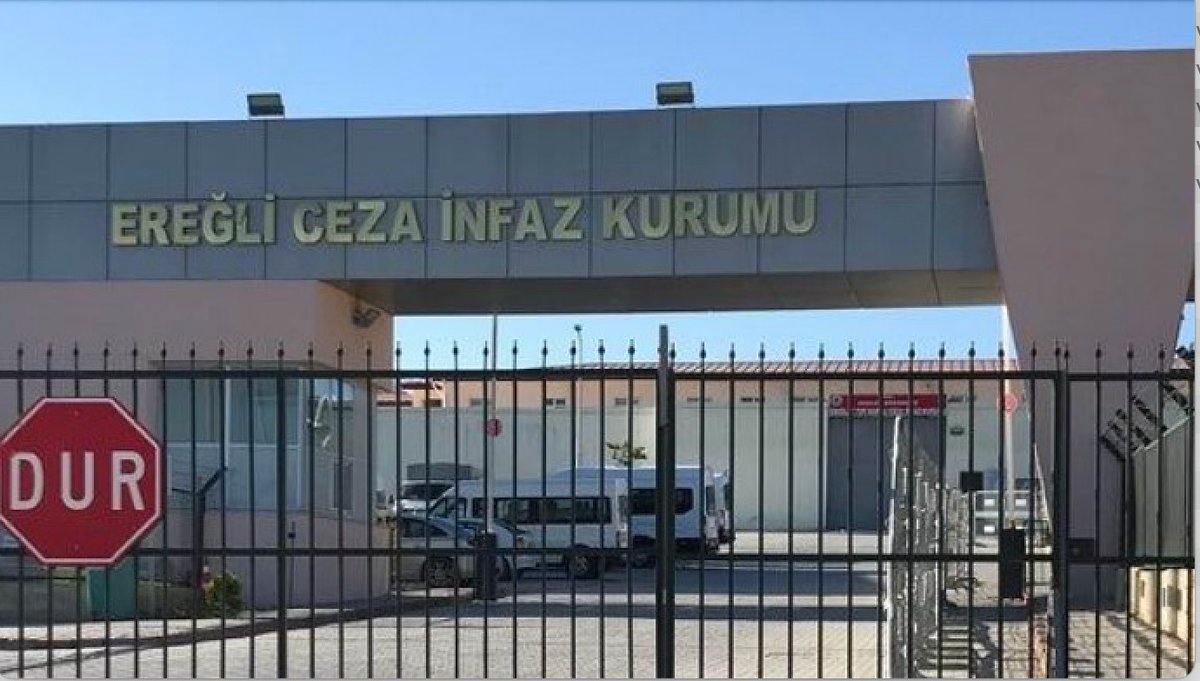 🔒 Konya Ereğli Cezaevi'nde kapasite fazlası mahkum girişine "yer yok" diyerek itiraz eden mahkumlara jopla işkence yapıldığı iddia edildi. 

🛡️ Anne Leyla Yetkin, vücudunda darp izleri olan oğlunun can güvenliğinden endişe duyduğunu ve 300 ailenin CİMER'e şikayet yazdığını