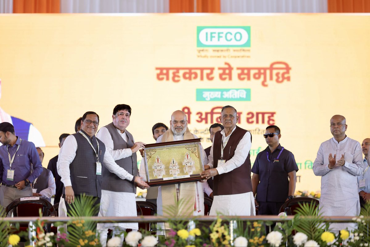 KiritkrJPatel's tweet photo. आज इफको पारादीप इकाई (ओडिशा) में सल्फ्यूरिक एसिड प्लांट- III के लोकार्पण एवं सहकारिता संगोष्ठी के अवसर पर माननीय केंद्रीय गृह एवं सहकारिता मंत्री श्री अमित शाह जी @AmitShah का स्वागत पुष्पगुच्छ से इफको के माननीय अध्यक्ष श्री दिलीप संघाणी जी @Dileep_Sanghani द्वारा आत्मीय स��वागत एवं अभिनंदन किया गया। 

इफ़को पारादीप इकाई के कर्मचारी संघ तथा अधिकारी संघ के प्रतिनिधियों ने माननीय मंत्री जी का विशाल माल्यार्पण कर हार्दिक स्वागत किया। यह भव्य माला इफको परिवार के सभी सदस्यों की ओर से उनके प्रति प्रेम, स्नेह, सम्मान और आदर की भावनाओं का प्रतीक है।

इस अवसर पर ओडिशा के माननीय मुख्यमंत्री श्री मोहन चरण माझी जी @MohanMOdisha, केंद्रीय शिक्षा मंत्री श्री धर्मेन्द्र प्रधान जी @dpradhanbjp, इफको के माननीय अध्यक्ष श्री दिलीप संघाणी जी @Dileep_Sanghani, इफको के उपाध्यक्ष श्री बलवीर सिंह जी, डॉ आशीष भूटानी जी, सचिव, सहकारिता मंत्रालय @MinOfCooperatn, भारत सरकार सहित अनेक गणमान्य अतिथि उपस्थित रहे।

@PMOIndia @HMOIndia @CMO_Odisha @IFFCO_PR