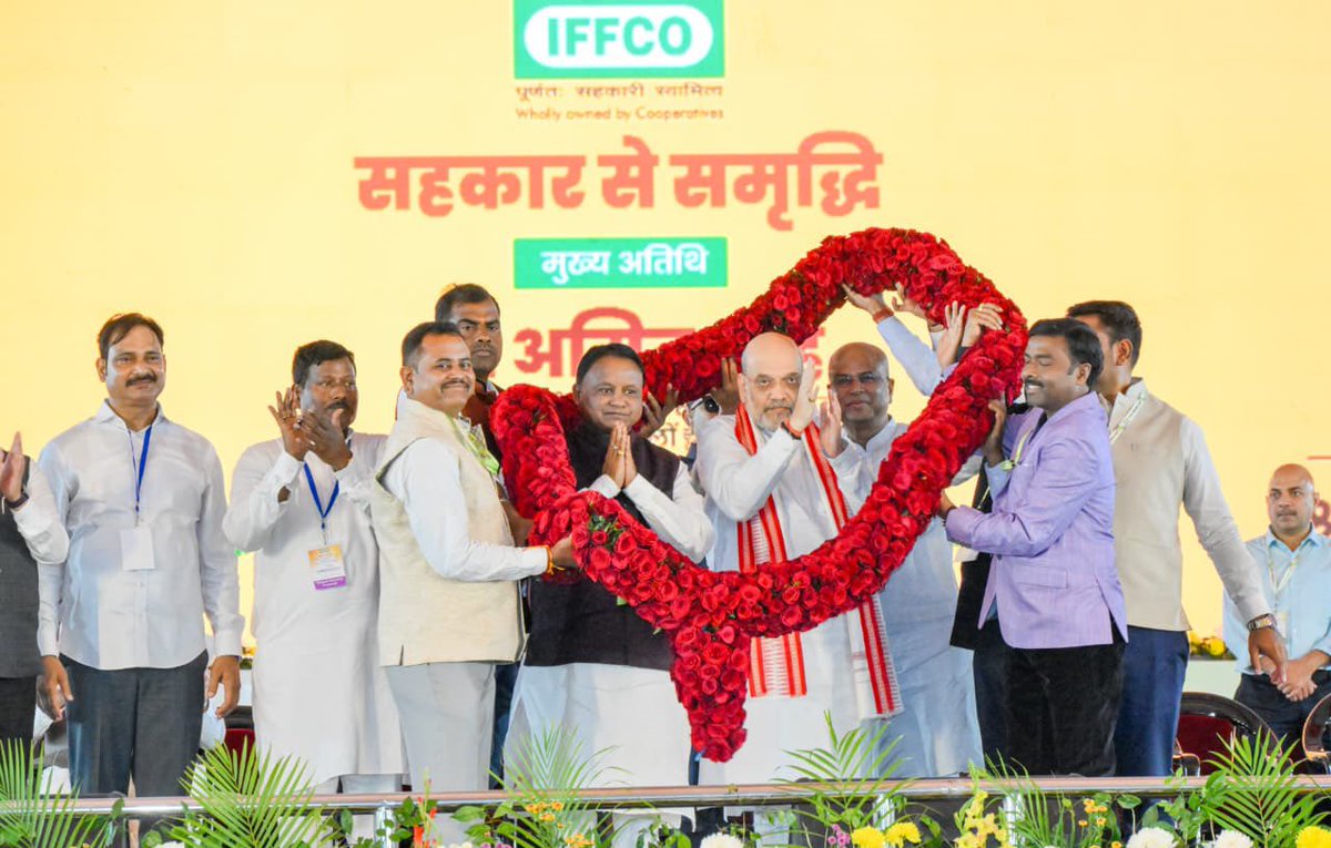 KiritkrJPatel's tweet photo. आज इफको पारादीप इकाई (ओडिशा) में सल्फ्यूरिक एसिड प्लांट- III के लोकार्पण एवं सहकारिता संगोष्ठी के अवसर पर माननीय केंद्रीय गृह एवं सहकारिता मंत्री श्री अमित शाह जी @AmitShah का स्वागत पुष्पगुच्छ से इफको के माननीय अध्यक्ष श्री दिलीप संघाणी जी @Dileep_Sanghani द्वारा आत्मीय स��वागत एवं अभिनंदन किया गया। 

इफ़को पारादीप इकाई के कर्मचारी संघ तथा अधिकारी संघ के प्रतिनिधियों ने माननीय मंत्री जी का विशाल माल्यार्पण कर हार्दिक स्वागत किया। यह भव्य माला इफको परिवार के सभी सदस्यों की ओर से उनके प्रति प्रेम, स्नेह, सम्मान और आदर की भावनाओं का प्रतीक है।

इस अवसर पर ओडिशा के माननीय मुख्यमंत्री श्री मोहन चरण माझी जी @MohanMOdisha, केंद्रीय शिक्षा मंत्री श्री धर्मेन्द्र प्रधान जी @dpradhanbjp, इफको के माननीय अध्यक्ष श्री दिलीप संघाणी जी @Dileep_Sanghani, इफको के उपाध्यक्ष श्री बलवीर सिंह जी, डॉ आशीष भूटानी जी, सचिव, सहकारिता मंत्रालय @MinOfCooperatn, भारत सरकार सहित अनेक गणमान्य अतिथि उपस्थित रहे।

@PMOIndia @HMOIndia @CMO_Odisha @IFFCO_PR