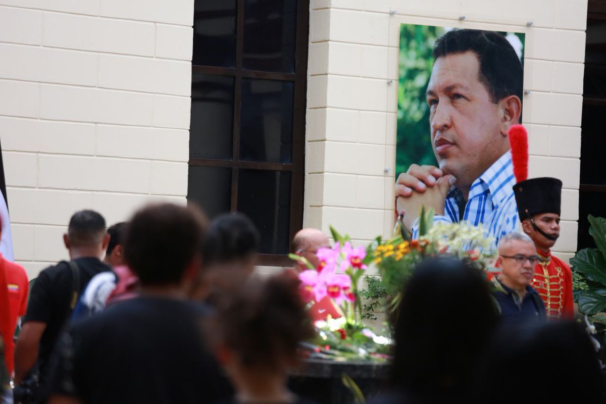 AJatedemi's tweet photo. La llama que Chávez encendió no se apaga: se multiplica en cada gesto solidario, en cada lucha por la justicia y en cada abrazo entre compatriotas. ¿En qué acción diaria mantenés viva esa llama?
#ChávezVive #Venezuela #LlamaEterna #SolidaridadPopular https://t.co/Q84o3ANKv6