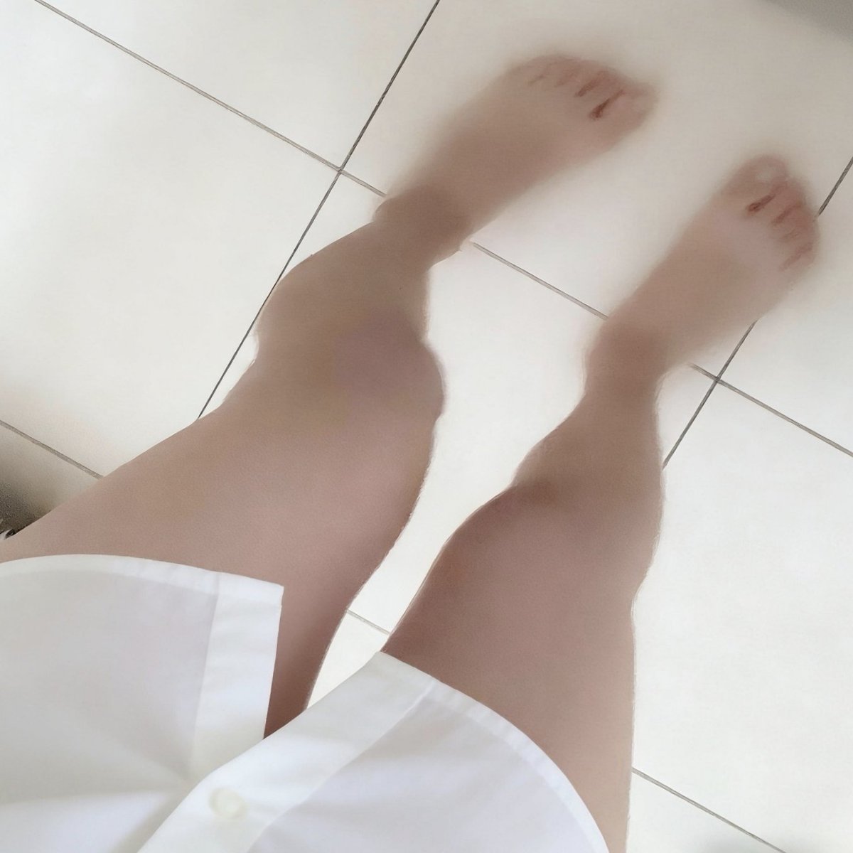 bbbbn81540's tweet photo. 好忙好忙，都忙到没时间穿衣服啦💦
只能拍一张糊的糊弄一下😇
不过也相当于打了马赛克啦
毕竟脚也算性器官啦() https://t.co/vO7s7qvDDS