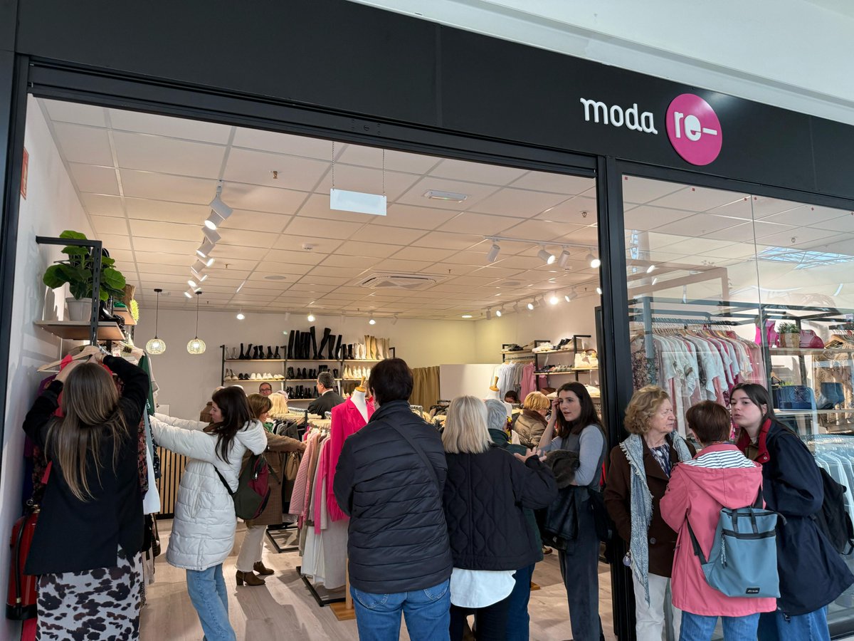 mondonedoferrol's tweet photo. 🧦👕 La ropa que genera oportunidades: @_CARITAS impulsa #empleo y #sostenibilidad en Mondoñedo-Ferrol #ModaRE ❤

Durante 2025 se recogieron en la diócesis cerca de 🚛 279.000 kilos de ropa usada

👥 Generó 4 puestos de trabajo

🔗 https://t.co/FDXeprAGNK https://t.co/WB1m0IobV4