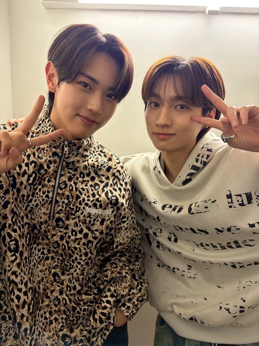 OFFICIAL__KAJA's tweet photo. ［📸］      
 
#TORINNER アイク×ニックでツーショット📸✨
大ピンチの2人でしたが放送はご覧いただけましたか？📺
『DREAM STAGE』ついに来週最終回！！お見逃しなく！！

@shigariku_mg
#志賀李玖 さん
#ドラマドリステ
#KAJA #カジャ #카자 
#ISAAC #アイザック #아이작 https://t.co/IElFpt0wnr