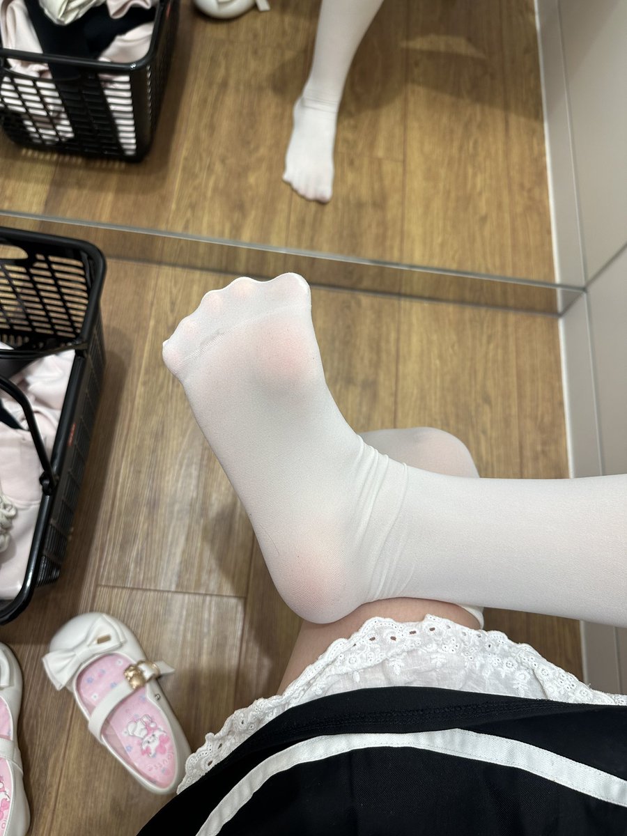 3864277538S's tweet photo. 芸妈的价格表都在这里了，贱狗随时盯着下单，好好享受妈妈的中指吧，皮下是幼教老师，对待你们这群犯贱的小狗反而更有拿捏感呢！
#文爱 #文援 #老师 #中指 https://t.co/Jv81QNmC9n