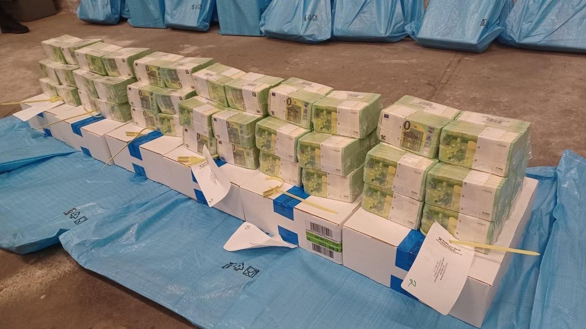 BalazsOrban_HU's tweet image. ‼️ We demand answers from Ukraine’s leadership!

Photos show the so-called “Ukrainian gold convoy” operation. 

Hungarian authorities detained seven Ukrainian nationals — including a former intelligence general — who were transporting $40 million, €35 million and 9 kg of gold