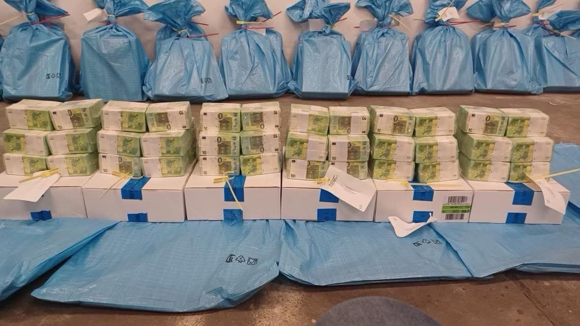 BalazsOrban_HU's tweet image. ‼️ We demand answers from Ukraine’s leadership!

Photos show the so-called “Ukrainian gold convoy” operation. 

Hungarian authorities detained seven Ukrainian nationals — including a former intelligence general — who were transporting $40 million, €35 million and 9 kg of gold