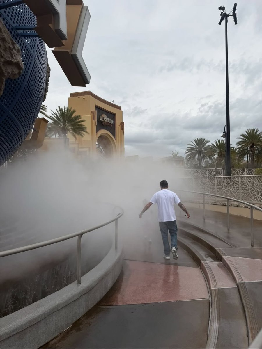 Zayn with his daughter Khai via IG. 

“@/universalorlando Thanks for an incredible trip! Everything &amp; everyone was amazing! Thank you !! ❤️”