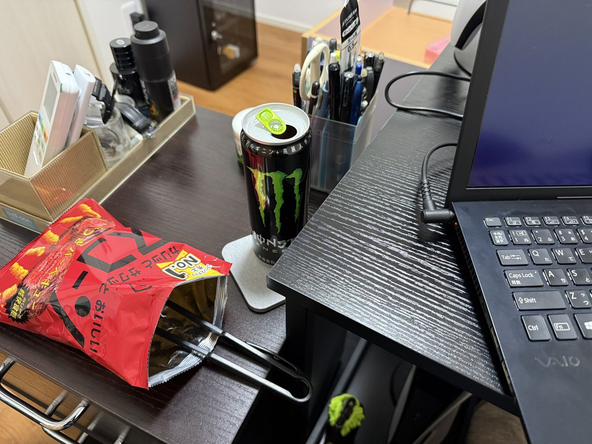 tfkymt's tweet photo. ウェーイ
オタク君見てる〜？
これが有給の日の夜にモンスターとスコーンをお供に仕事を始める君の未来だよ… https://t.co/rxzW6D9DmV