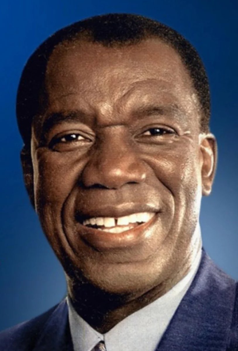 "Los dirigentes podemos errar, pero las masas nunca se equivocan. Ellas son la fuente de nuestras orientaciones y de nuestro destino."

Siembre estarás en nuestros corazones.