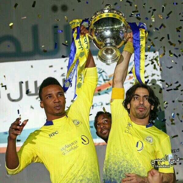 ما ابالغ اذا قلت انها من افضل الصور بتاريخ دورينا 🥶

حسين ومحمد نور طول تاريخهم شد وجذب ضد بعض ، بالنهايه يحققون الدوري في العالمي وحسين يرفض يرفع لقب الدوري لحاله 

لقطة للتارييييخ 📸 🏆💛