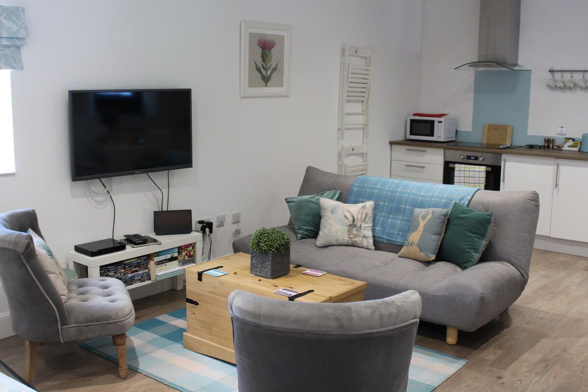 TheHolidayCots's tweet image. 💙 "Stayed in Cosy Cobblers Cottage for 2 nights. Situated in a quiet area. It was clean, cosy &amp;amp; had a homely feel about it. Beds were comfortable too, which is always a bonus! Would definitely book again." 💙

🛏️ Sleeps 3
theholidaycottages.co.uk/Stirling/18106

#GuestReview #Cottage #Scotland