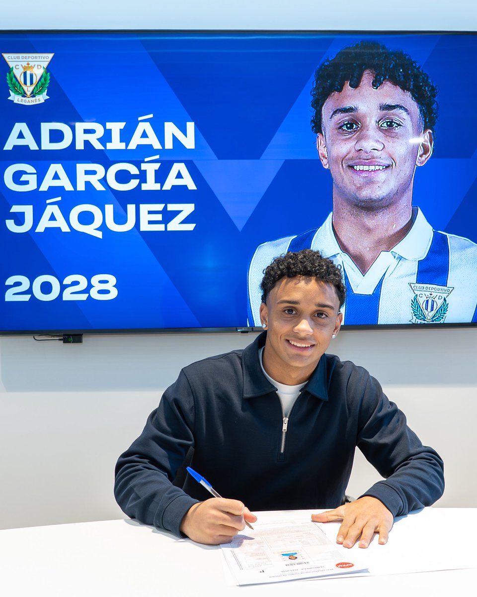 ✍️⚪️🔵 El canterano Adrián García Jáquez firma su primer contrato profesional con el C.D. Leganés.

#CanteraPepinera ▽