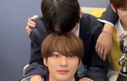 พวกทำทรงเขินแต่ก็ชอบให้เคะเข้าใกล้ ดูคุณหินเป็นตัวอย่าง ผมก็อยากอยู่ใกล้สเปคผมนะ