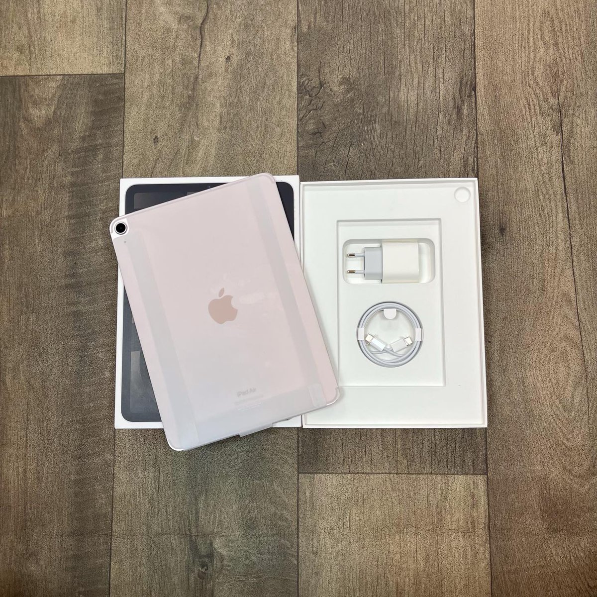 LaptopsArena's tweet photo. IPad Air M1 Chip 10.9″ (5th Gen) wifi + 5G 64GB SSD-Pink and Starlight
Kes 84,999.
• USB 3.1 Gen 2 Type-C Connector (10 Gb/s)
Call 0721763763
#ipad #ios #ipad5thgen #apple #laptopsarena https://t.co/FQgVKm1X8F