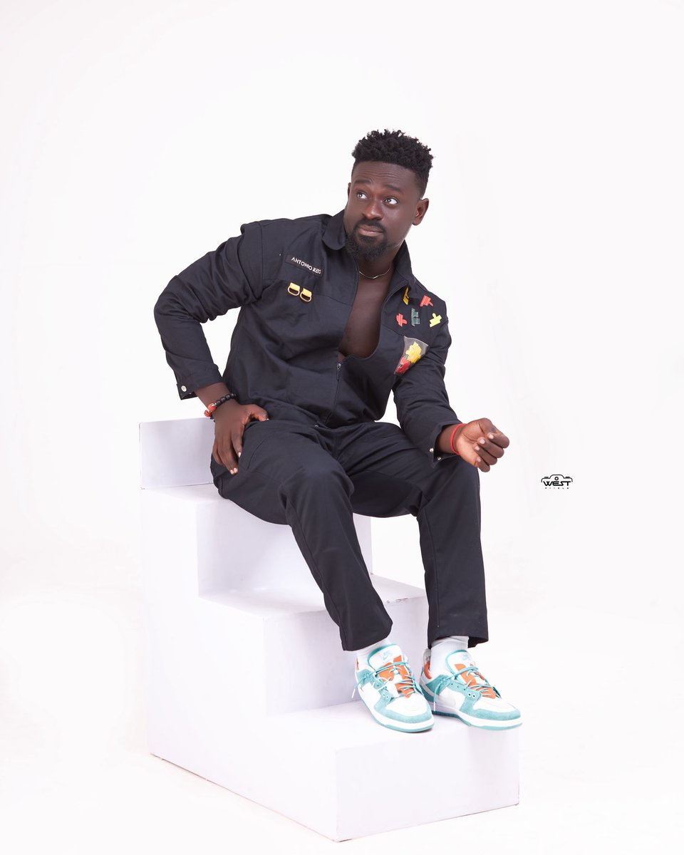 NEBASARK's tweet photo. KWAME GHANA 🇬🇭 JACKET from @antonioreisbrnd.. @KobbyKyei_ 🔥🔥🔥
You can purchase yours here https://t.co/SqPWpFZS0t. We Ghana made today 🇬🇭🔥🔥 https://t.co/WRkhbZwJDn