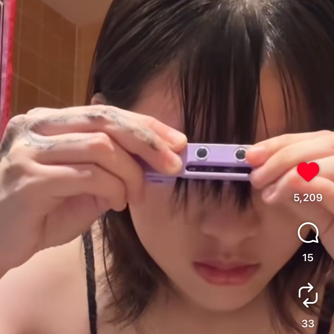 แกอยากได้สิ่งนี้มว๊ากก เป็นที่ตัดผมหน้าม้า เห็นน้องปันปันลงคลิปรีวิว แบบว่าใช้งานง่ายสุดๆ ถ้าไม่ผิดน้องเจอจากร้านสะดวกซื้อในญี่ปุ่นนะ งือออ ชาวผมถูกใจสิ่งนี้  แกไปดูตอนน้องใช้ในคลิปช่องน้อง คือเริ่ดด