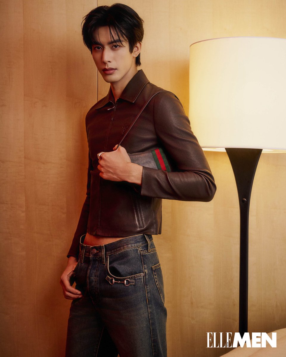 ElleMenThailand's tweet photo. #ELLEMENMarch

ประเดิมความฮอตของ ซ่งเวยหลง ฟรอนต์แมนคนล่าสุดของ ELLE MEN Thailand ฉบับเดือนมีนาคม ในลุคจากคอลเล็กชั่น La Famiglia ของ Gucci

#ELLEMENThailand
#ELLEMENXSongWeiLong
#Gucci
#SongWeiLong https://t.co/MLZ3VnkKJu