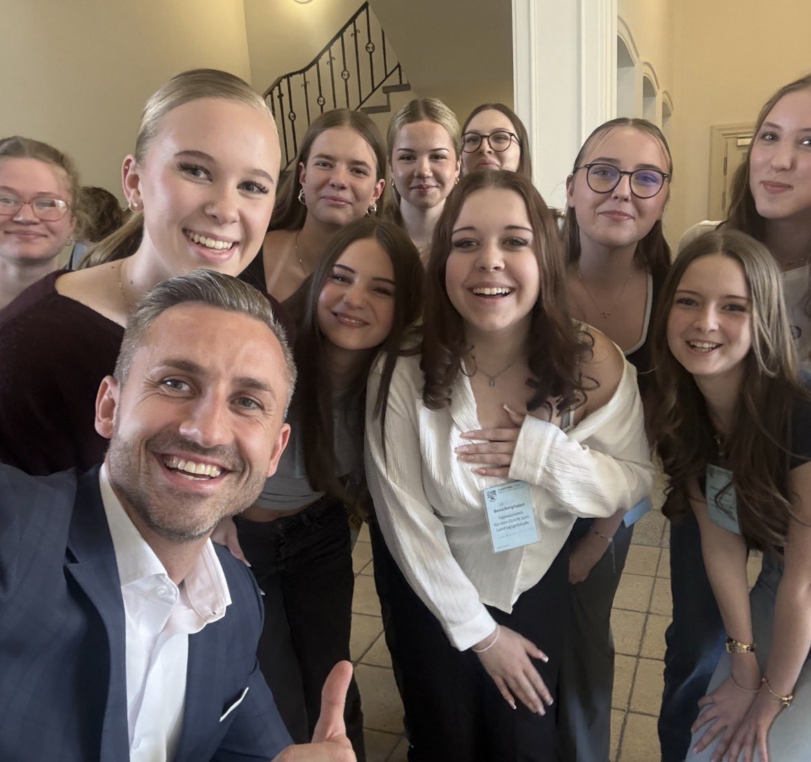 Liebe Frauen,

merkt es Euch: Ihr habt gefälligst streng, freudlos und sauertöpfisch zu gucken, weil Ihr ja die deutschen Weltretter seid. Denn schließlich soll am deutschen Wesen das Weltklima genesen! 

Wenn Ihr es wagen solltet, Euer Leben zu genießen und Bilder zu
