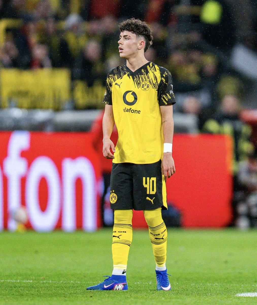 RadarScoutingPT's tweet photo. 🇮🇹 Samuele Inácio (2008) estreou-se pela equipa principal do Borussia Dortmund no passado dia 28 de fevereiro, e fê-lo logo no importante duelo com o todo-poderoso Bayern Munique, onde teve a oportunidade de entrar e actuar 15’ minutos. 

Diferenciado. 💎 https://t.co/CCyQJTIhJq