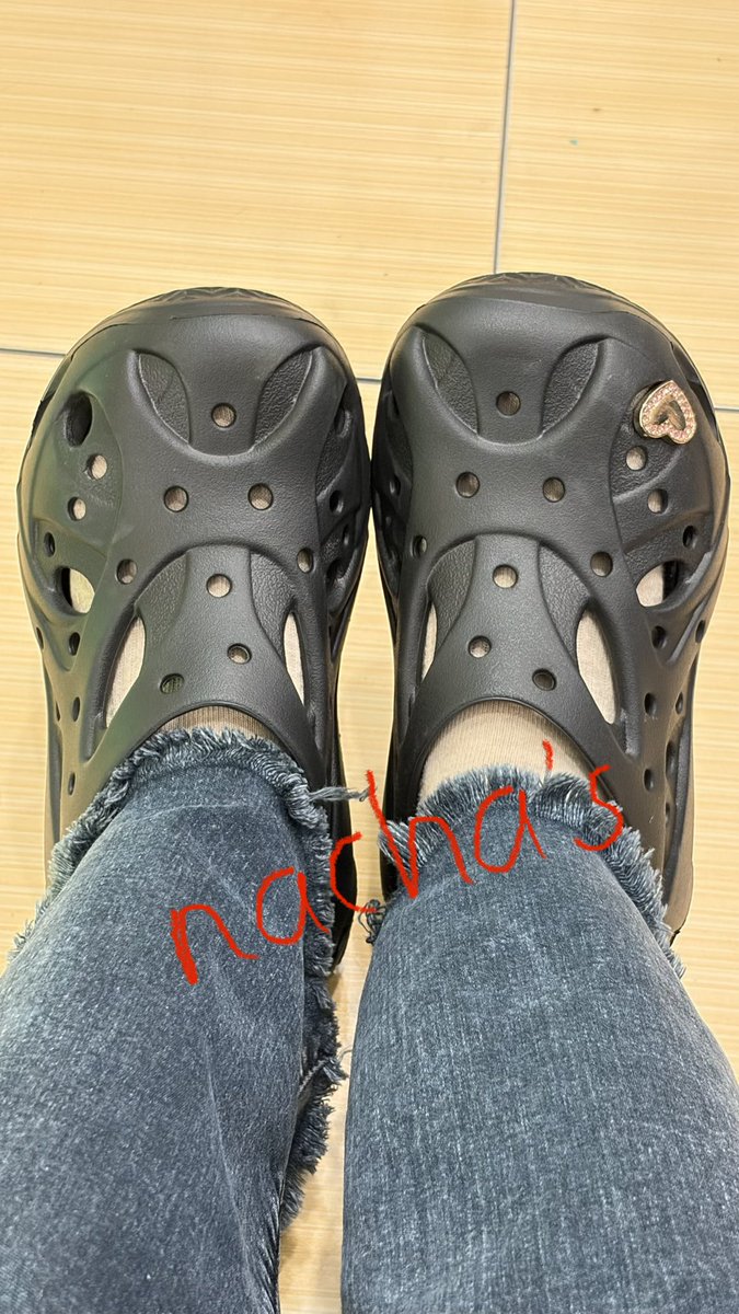 nacha_yy's tweet photo. It’s been quite a while but sampe sekarang masih blm ngedekor sandal swag ini because imo inserting jibbitz on crocs is the most annoying thing ever especially with this model cause it’s stiff af! https://t.co/AJEC9r43Bv