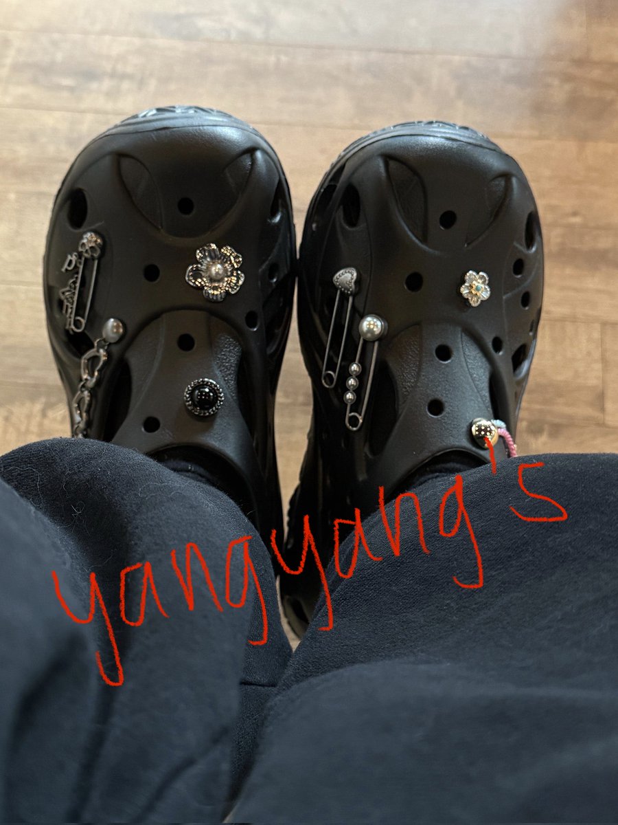 nacha_yy's tweet photo. It’s been quite a while but sampe sekarang masih blm ngedekor sandal swag ini because imo inserting jibbitz on crocs is the most annoying thing ever especially with this model cause it’s stiff af! https://t.co/AJEC9r43Bv