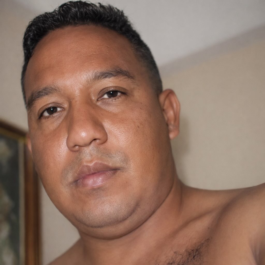 “COMISARIO JAVIER VILLEGAS
Alias: “EL PERRO” | SEBIN - El Helicoide

Hay nombres que las víctimas nunca olvidan. “El Perro” es uno de ellos.
Javier Villegas, comisario del SEBIN. 

Pasó más de 10 años como jefe de control de procesados judiciales en El Helicoide. Más de una