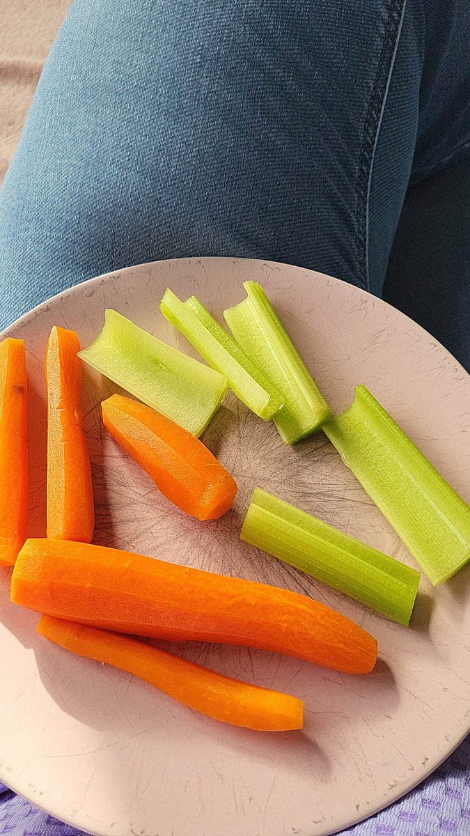 cluppo78's tweet image. Knaagtijd🐰

#gezond #snack