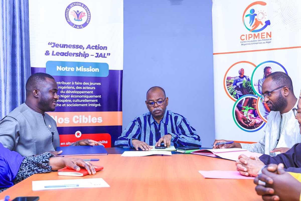 Cipmen's tweet image. #news
Signature à d’une convention entre #CIPMEN et l’ @ongjal227 pour renforcer l’accompagnement des jeunes porteurs de projets.

Objectif : promouvoir l’#Entrepreneuriat et favoriser l’#Autonomisation des jeunes, de la sensibilisation à l’insertion économique durable.