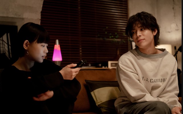 nnkt_pleats's tweet photo. 「冬のなんかさ、春のなんかね」6話、7話。あなたを好きになりたかった。視線の先に自分はいないのに、その思い出を過ごしていないのに、それを話してくれるというだけで特別なのだと思える。好きにならないわたしのことが好き、というしなやかな絶望。好きな人ができたよ、という嘘に気付かれていること。
創作物によって、人の時間を奪う。それは、日常だと手紙やメールになるわけで、だから書くんだよな、あなたの時間が欲しいから。好きになったら好きになってもらえない、という呪いが文菜の行動の裏にずっとあって離れないんだろうな、

あなたがわたしを好きだからという理由だけで、あなたを好きになりたかった。