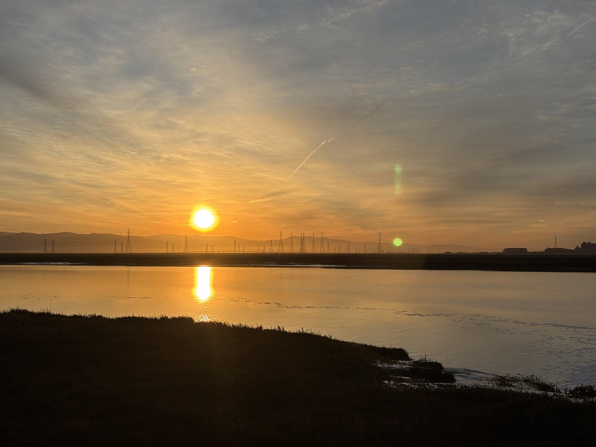 Jenny168845's tweet photo. Nothing clears the mind like fresh air and a few miles by the water #MorningRun #SunriseVibes #FitnessLifestyle #SunriseRunner #RunDaily https://t.co/RdhKBXNTMo