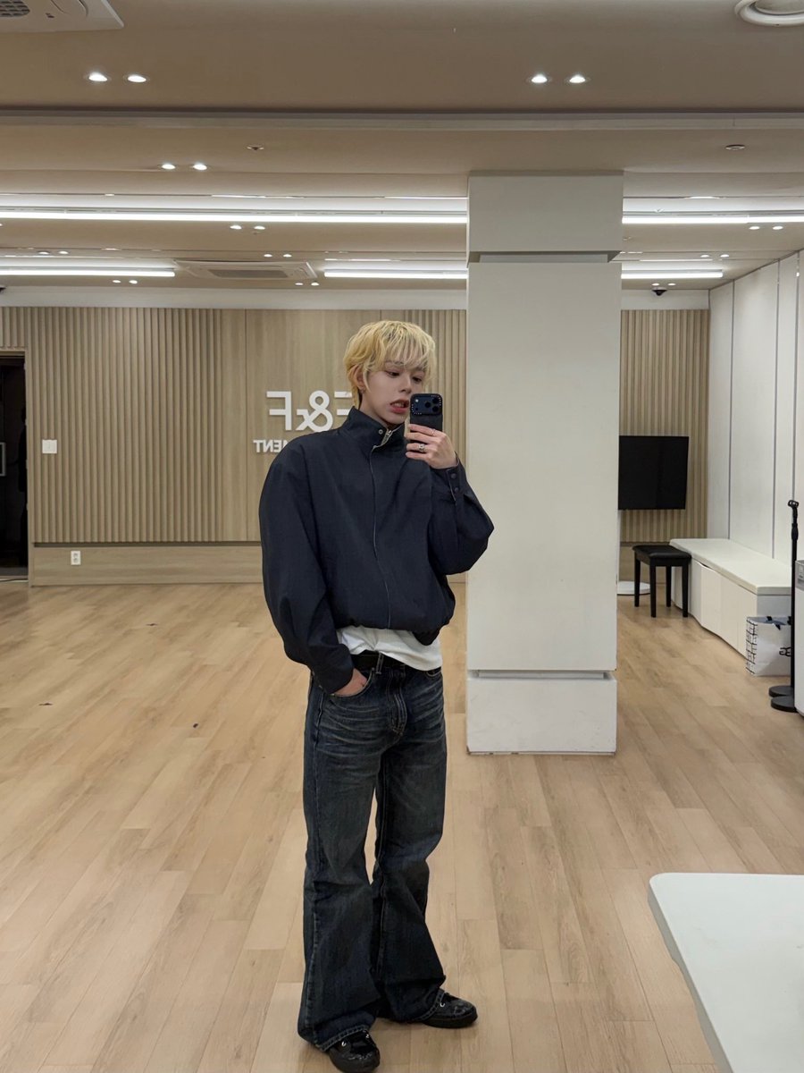 ahofahope's tweet image. 260306 Weverse Update

🐰: 모해

[4/5]

#CHIHEN #즈언 #簡志恩 #AHOF #아홉