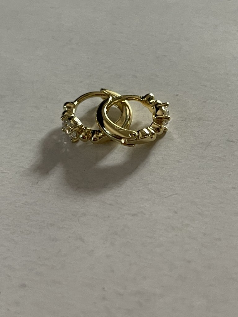 SipareeSparkles's tweet photo. EAR CANDYπ¬
Hoop Earrings with diamond detailing
Ear candy that speaks volumes.
Price:2,500 Naira
#hoopsfordays #goldandglam
#tinytreasures #musthavejewelry #shineon https://t.co/Dy1xiTEGlt