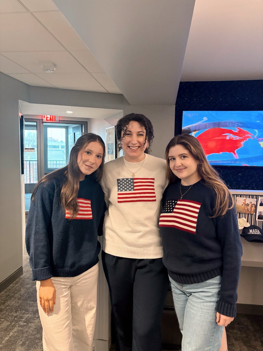 ErinPGetz's tweet photo. When you work with people who love America, this tends to happen 🇺🇸❤️@Heritage https://t.co/7JH1AwI2Vn