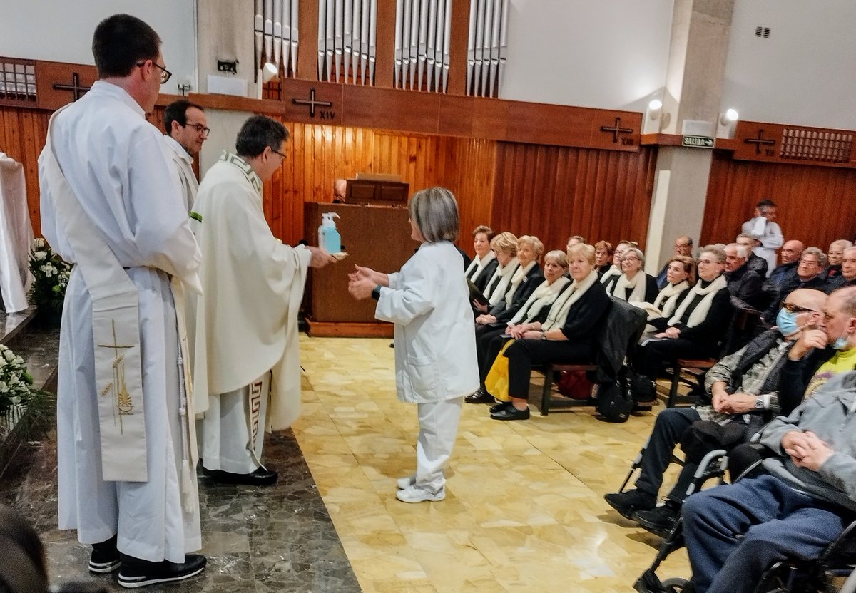 HSJD_Pamplona's tweet photo. Hoy celebramos San Juan de Dios con una misa presidida por el superior provincial, Hno. Etayo, con ofrendas de pacientes, profesionales, limpieza y bomberos. Recordó la compasión y el lema “Ampliar la hospitalidad”. Homenaje final a jubilados y a 25 años . 💙 @OHSanJuandeDios https://t.co/dodfrEEtMd