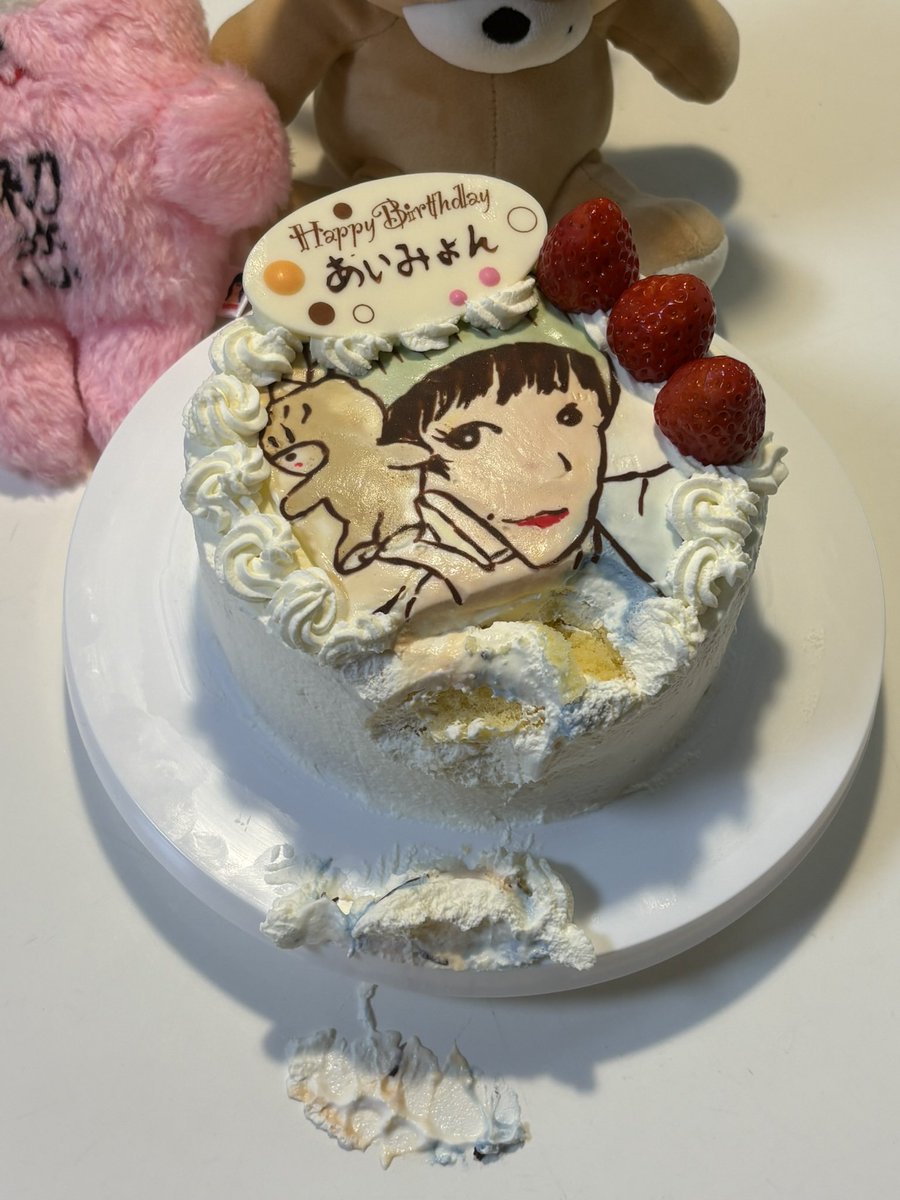 aim_aya13's tweet photo. あいみょんお誕生日おめでとう
お父さんが頑張って作ったケーキ、撮影している時にスマホを落としてしまいました。
本当に申し訳ありません。
許されるわけがありません🙇
あいみょんに「お父さん作」のケーキが届きますように🙏
@aimyonGtter #あいみょん https://t.co/9Z3dCnrGxr
