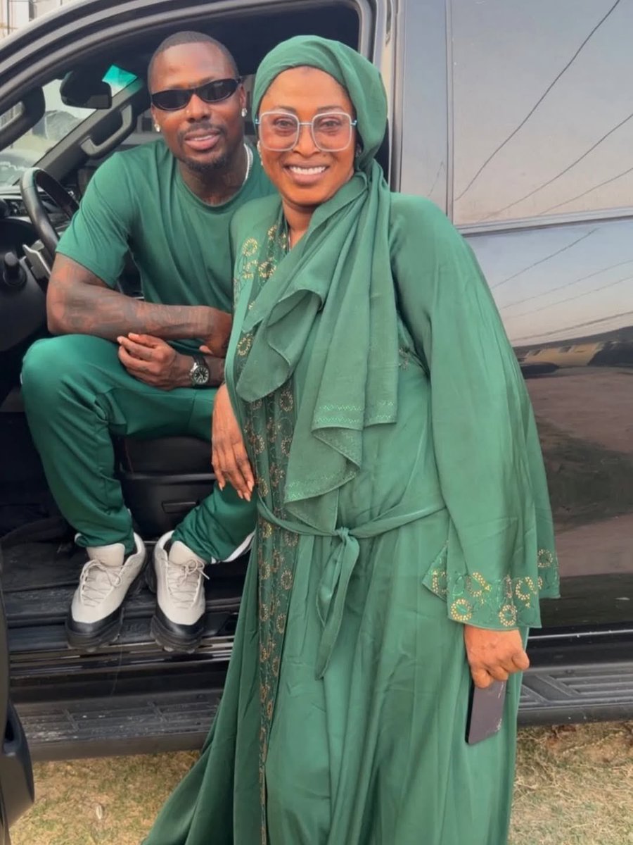 Afrobeatzglobal's tweet image. Poco Lee taking pictures of Asake and his mum ❤️
#pocolee #asake #Trending