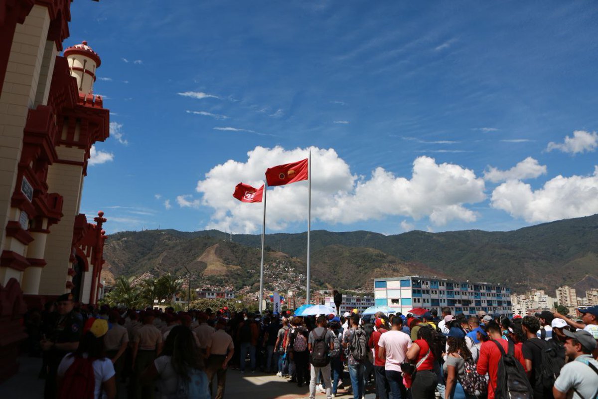 monicamoni34730's tweet photo. Entre abrazos y consignas, el Cuartel de la Montaña se convirtió en un espacio de memoria viva donde el amor se hace acción colectiva.¿Qué emoción te invade al recordar los momentos más inspiradores de Chávez?
#CuartelDeLaMontaña #ChávezPorSiempre #Venezuela https://t.co/NEQvQApffD