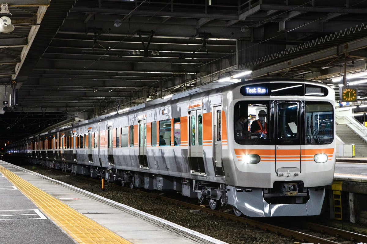 miyaura_3500's tweet photo. #315系デビュー4周年

C1編成の日車出場シーン。
窓を塞がれた状態でのお目見えが懐かしい。
今ではすっかり東海の顔になりましたね。 https://t.co/eZr86HLUW4