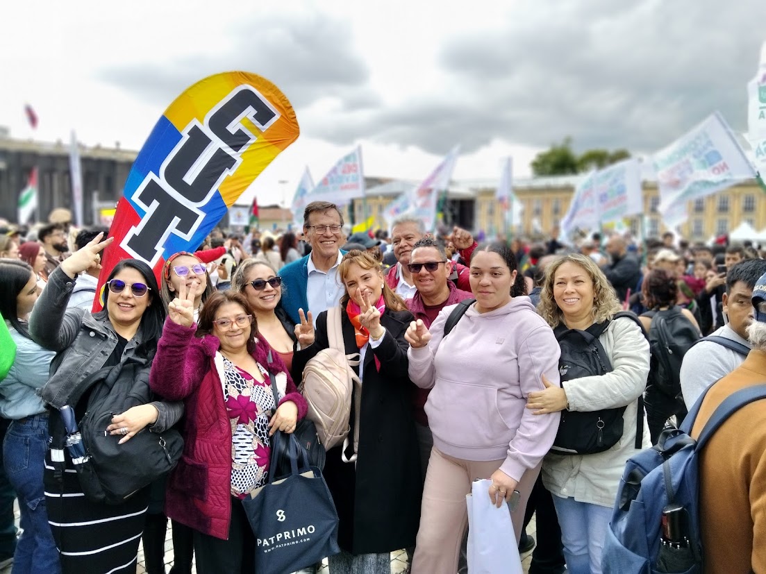 En la calle con los trabajadores #FabioAriasalSenado ha promovido los derechos laborales