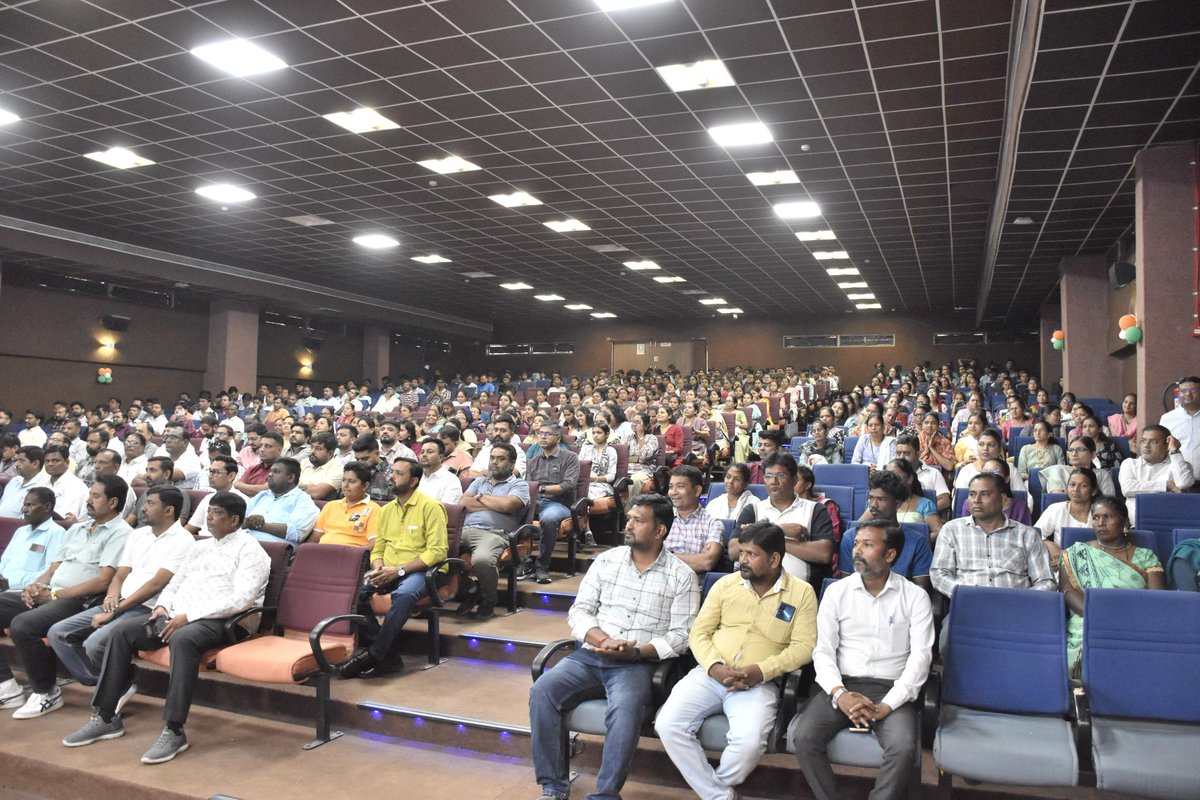 આજ રોજ ઇસરોલી, તાજપોર કોલેજ, તા.બારડોલી ખાતે જિલ્લા પંચાયત સુરત દ્રારા જિલ્લાના ૩૩ ગામોમાં ગ્રામ્ય કક્ષાના ઘન કચરાના વ્યવસ્થાપન પ્રણાલીનો શુભારંભ તથા વિકાસના વિવિધ કામોનું લોકાર્પણ અને ખાતમુહૂર્તના કાર્યક્રમનું આયોજન કરવામાં આવ્યું.