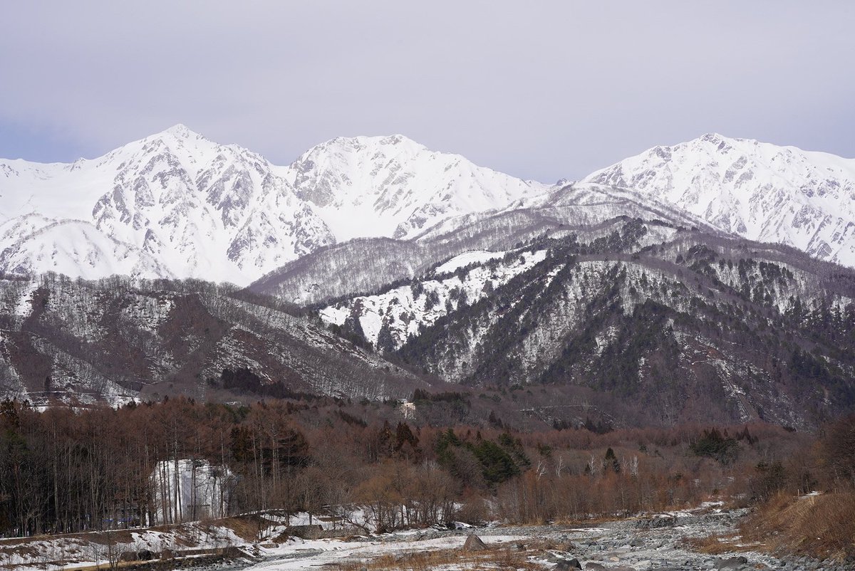 白馬村の塩の道温泉・倉下の湯から八方尾根のゲレンデが見える。
今日は、白っぽい空に銀嶺が浮き上がって見えた。
この辺りはコンビニでも外国人が多く、国際的なスノーリゾート。
それでも、この時期にしては雪が少ない。