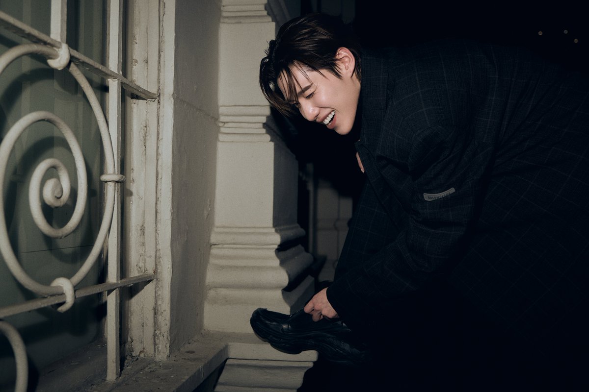 พีพี กฤษฏ์ อำนวยเดชกร แบรนด์แอมบาสเดอร์คนสำคัญของ Balenciaga ในโททัลลุคจากแบรนด์ เตรียมตัวเดินทางไปยังกรุงปารีส เพื่อเข้าร่วมชมแฟชั่นโชว์ Balenciaga Winter 26 
#Balenciaga
#PPKritt 
#BalenciagaWinter26xPPKrit 
#CentralPhuket

พีพีสวมไอเท็มใหม่ล่าสุดจากคอลเล็กชั่น Summer 26