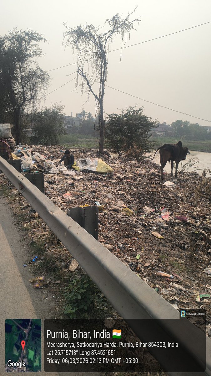 raman_2609's tweet image. 1.Garbage dumping, plastic waste, burning trash and meat waste right beside the Kosi River at Harada Bazar NH-31, Purnea.
Cattle are forced to feed on this waste and toxic smoke spreads in the area.
This is not just pollution, it's administrative failure.
@dmpurnea #Purnea #Swach