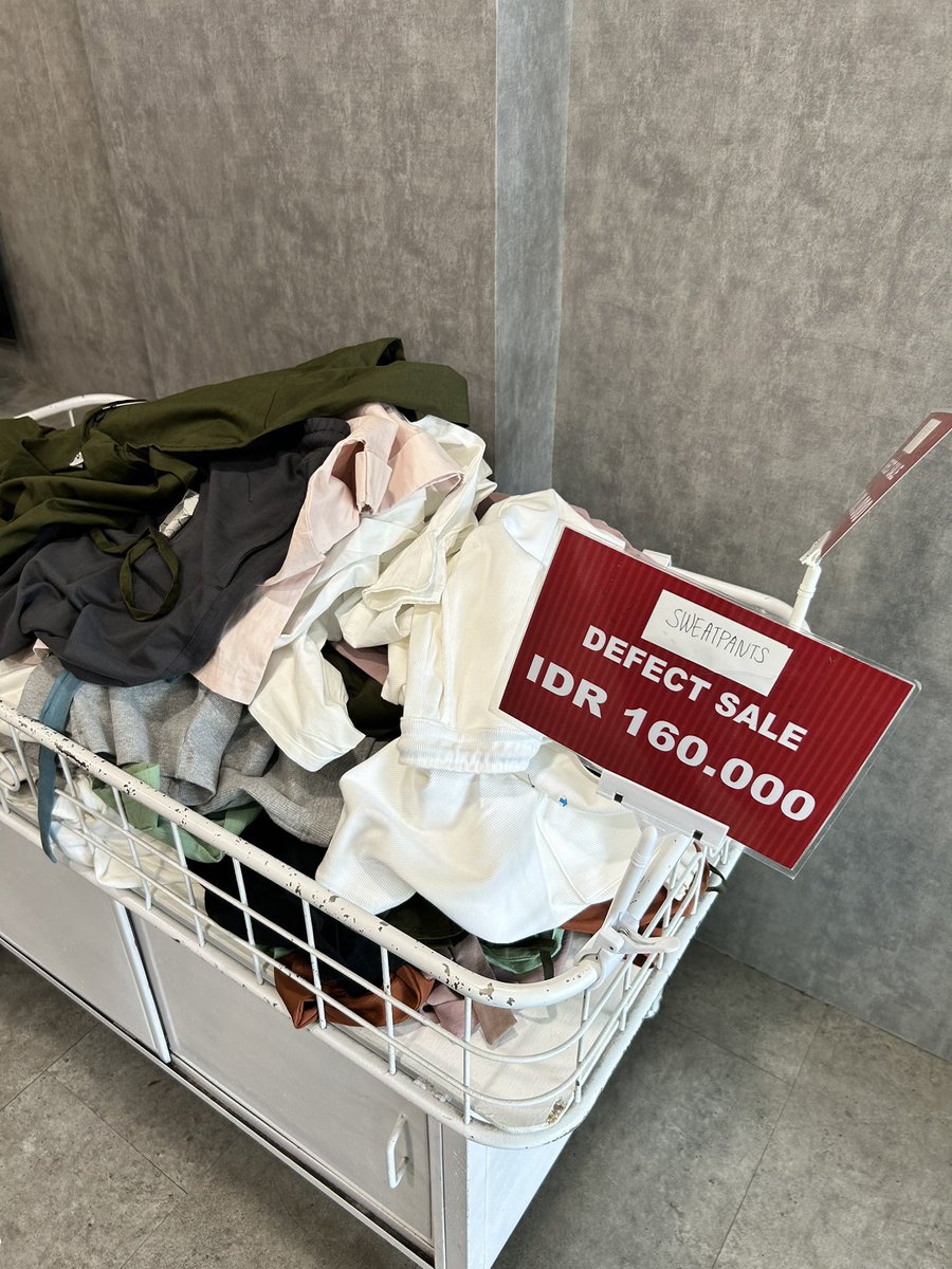 kforkinsley's tweet photo. Kalo lagi mudik ke Bandung, selalu mampir ke human greatness.

Mostly baju laki-laki sih tapi bagus banget bahannya, harganya juga masih terjangkau 🫠🛍️ https://t.co/ihviAllUJp