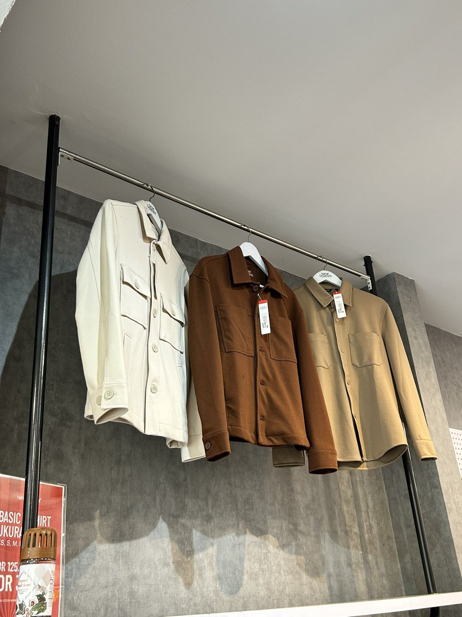 kforkinsley's tweet photo. Kalo lagi mudik ke Bandung, selalu mampir ke human greatness.

Mostly baju laki-laki sih tapi bagus banget bahannya, harganya juga masih terjangkau 🫠🛍️ https://t.co/ihviAllUJp
