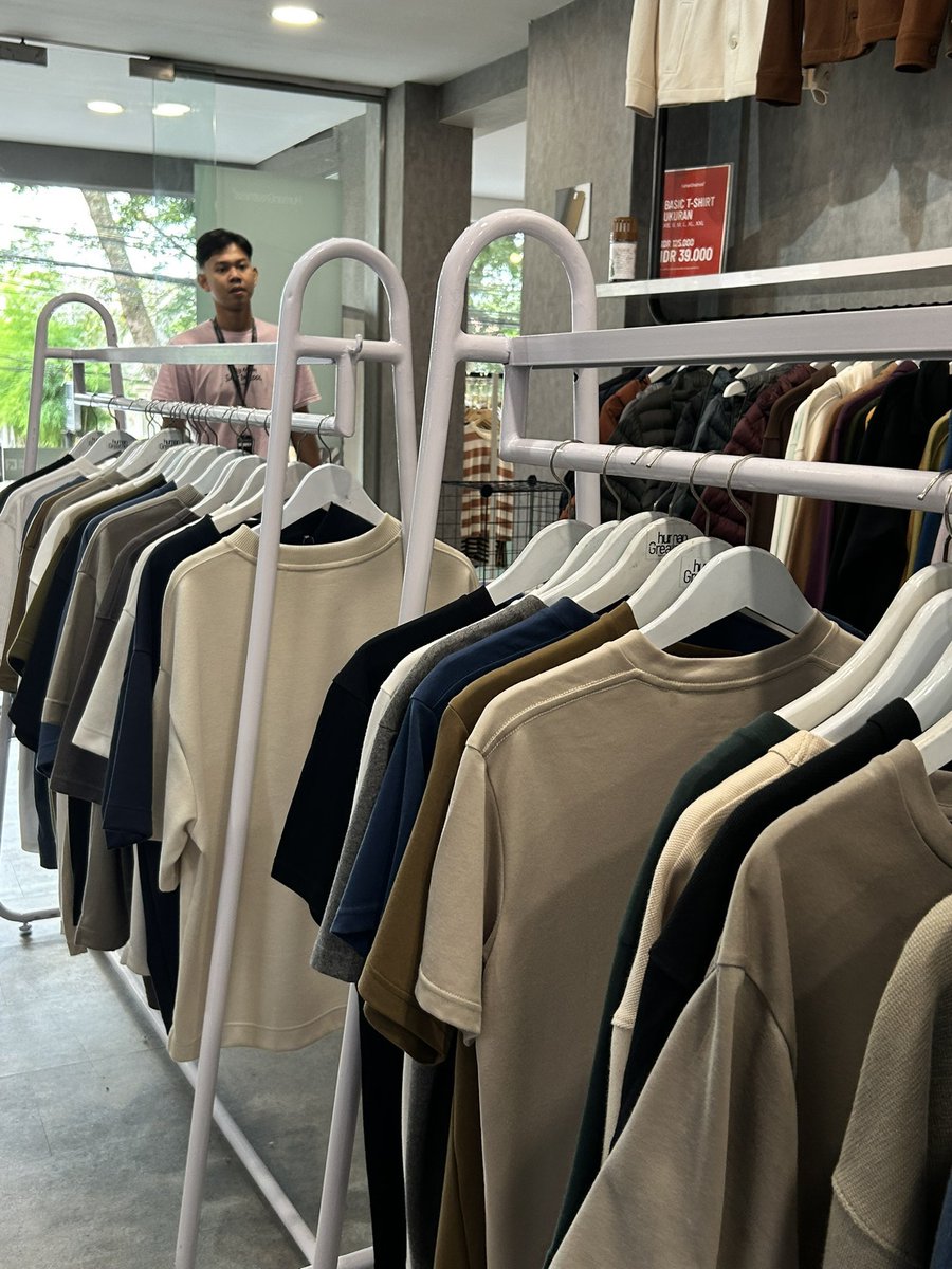 kforkinsley's tweet photo. Kalo lagi mudik ke Bandung, selalu mampir ke human greatness.

Mostly baju laki-laki sih tapi bagus banget bahannya, harganya juga masih terjangkau 🫠🛍️ https://t.co/ihviAllUJp