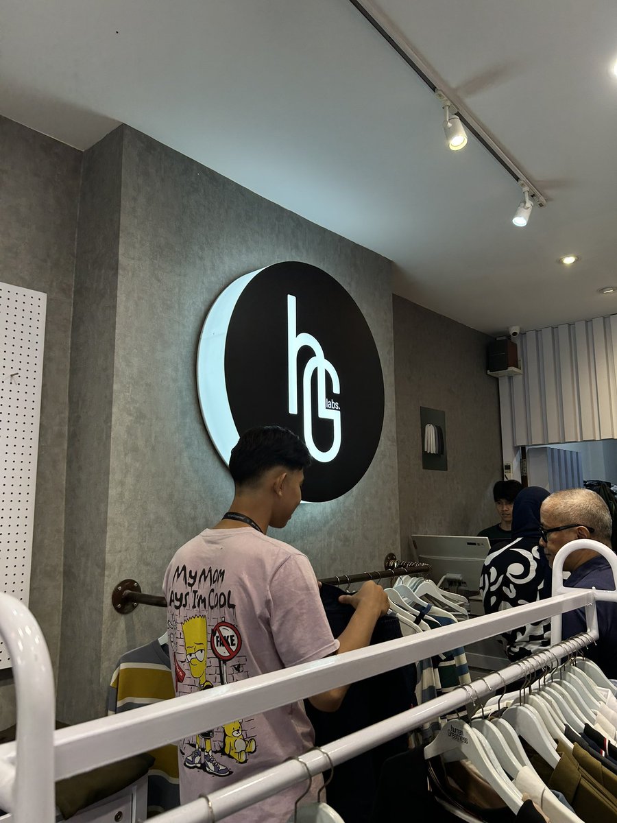 kforkinsley's tweet photo. Kalo lagi mudik ke Bandung, selalu mampir ke human greatness.

Mostly baju laki-laki sih tapi bagus banget bahannya, harganya juga masih terjangkau 🫠🛍️ https://t.co/ihviAllUJp
